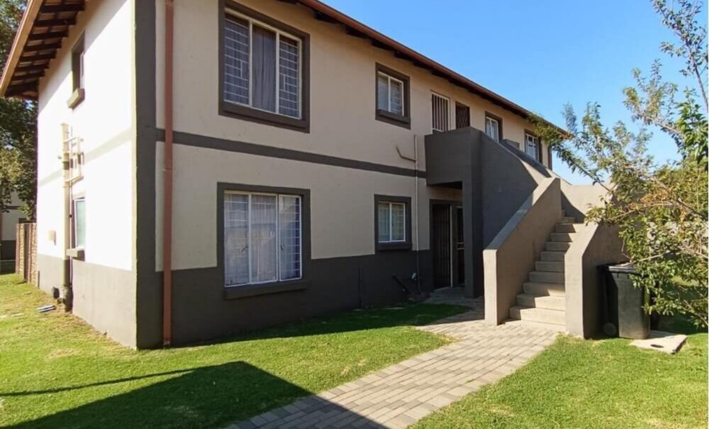 R580 000 Charming 2-Bedroom Apartment in Parkrand, boksburg