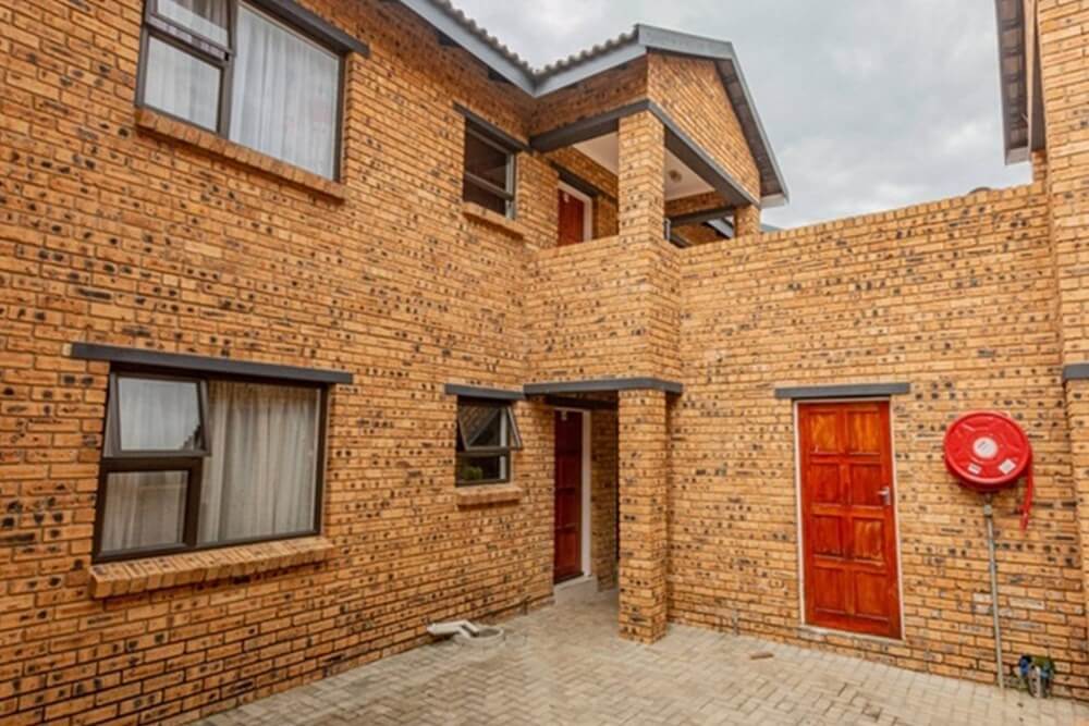 Ground floor spacious 2 Bed apartment up for sale in Boksburg